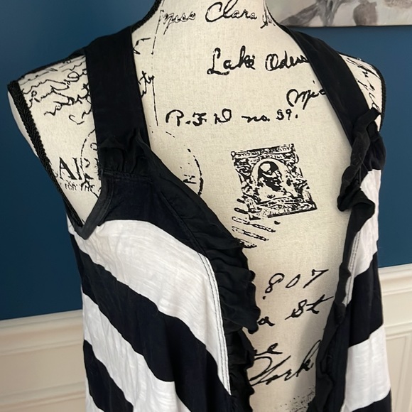 Black and white ruffle top - Picture 2 of 4